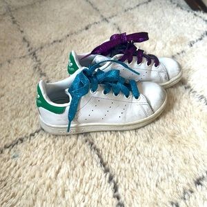 Adidas Stan Smiths kids w blue and purple glitter laces